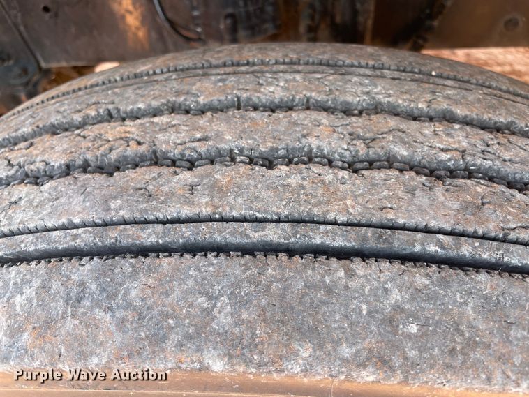 image for item KJ9773 2007 Freightliner Columbia 120  semi truck