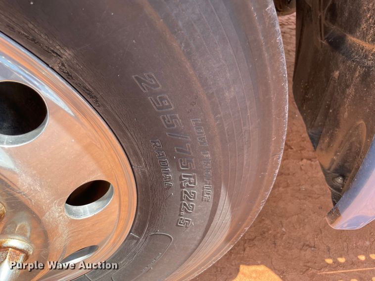 image for item KJ9773 2007 Freightliner Columbia 120  semi truck