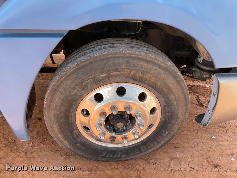 image for item KJ9773 2007 Freightliner Columbia 120  semi truck