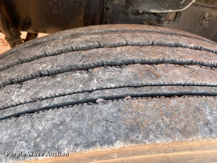 image for item KJ9773 2007 Freightliner Columbia 120  semi truck