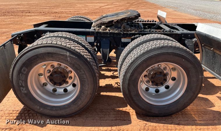 image for item KJ9773 2007 Freightliner Columbia 120  semi truck