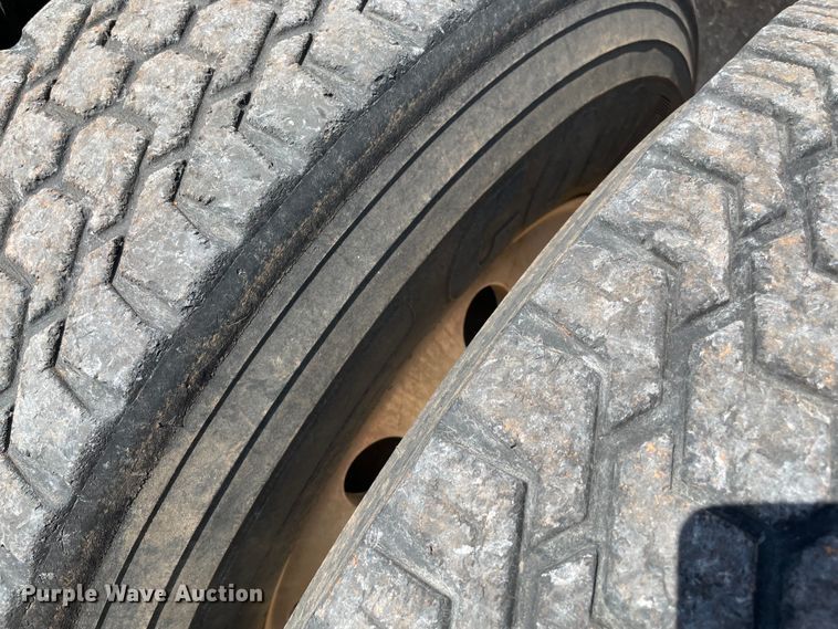 image for item KJ9773 2007 Freightliner Columbia 120  semi truck