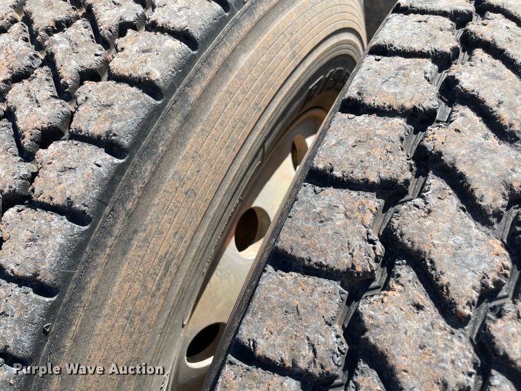 image for item KJ9773 2007 Freightliner Columbia 120  semi truck