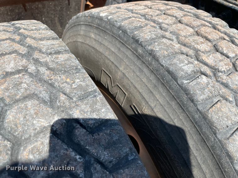 image for item KJ9773 2007 Freightliner Columbia 120  semi truck