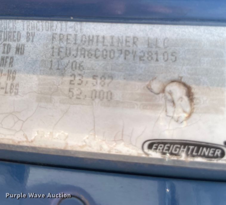 image for item KJ9773 2007 Freightliner Columbia 120  semi truck