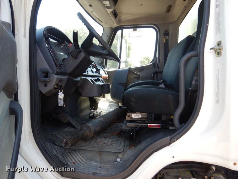 image for item KR9146 2005 Freightliner Business Class M2  delivery truck