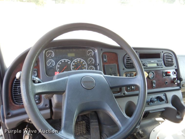 image for item KR9146 2005 Freightliner Business Class M2  delivery truck