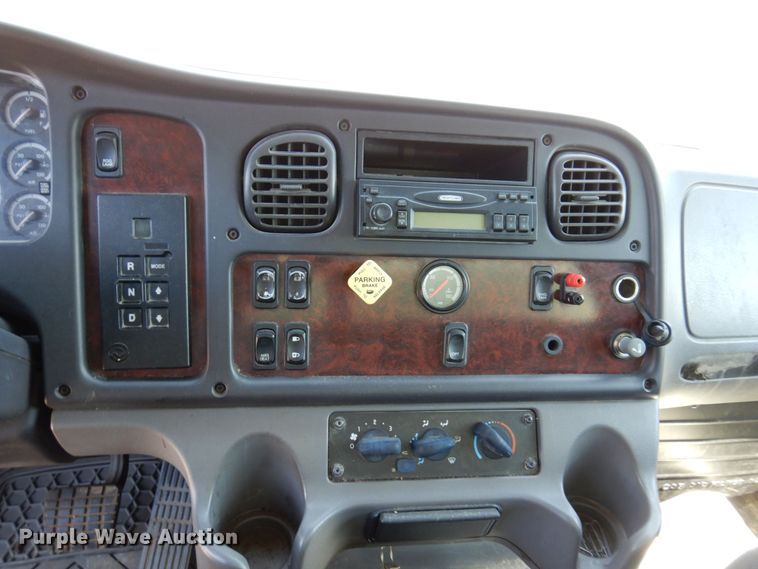 image for item KR9146 2005 Freightliner Business Class M2  delivery truck