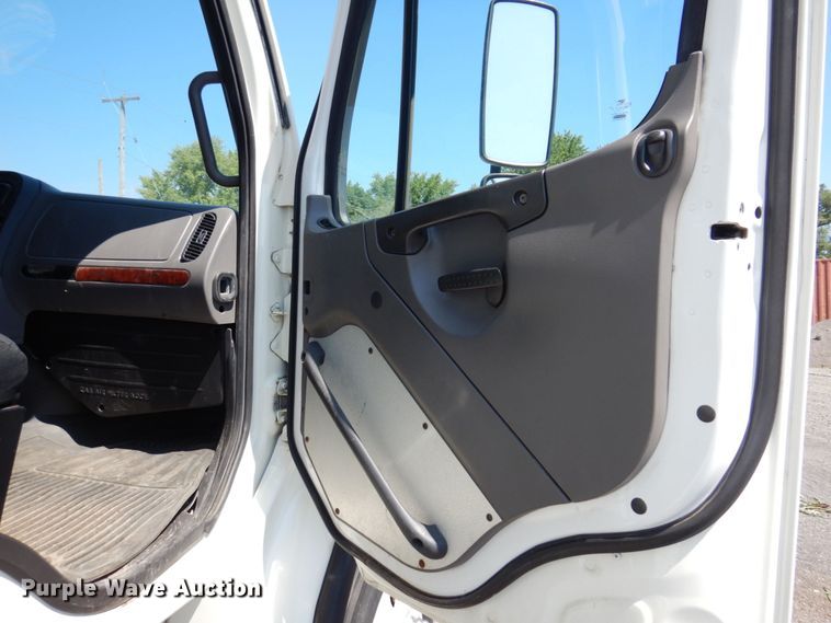 image for item KR9146 2005 Freightliner Business Class M2  delivery truck