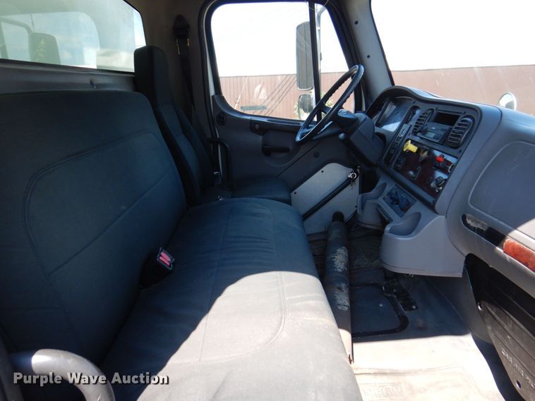 image for item KR9146 2005 Freightliner Business Class M2  delivery truck