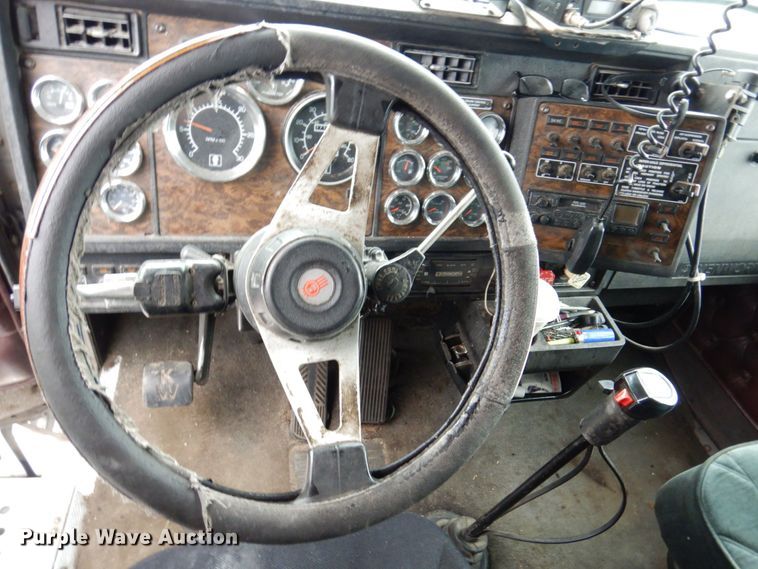 image for item KR9176 1995 Kenworth T600  semi truck