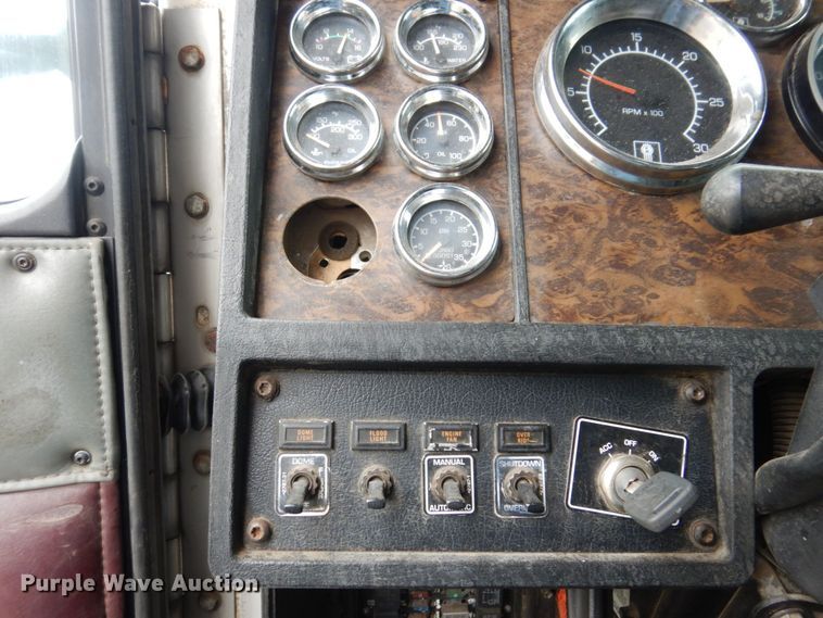 image for item KR9176 1995 Kenworth T600  semi truck