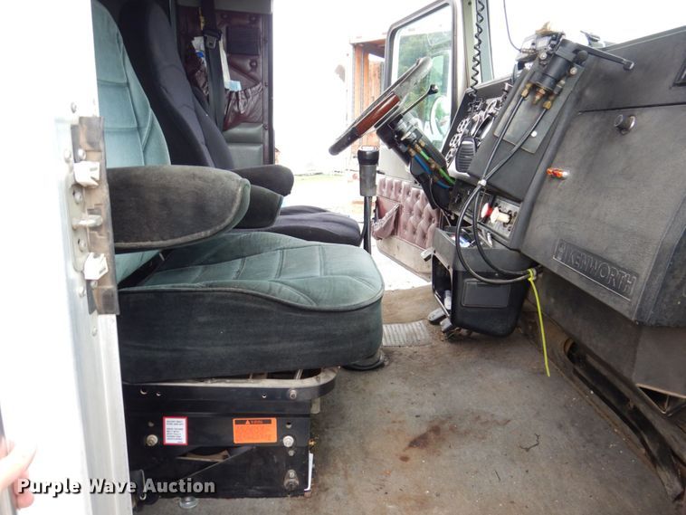 image for item KR9176 1995 Kenworth T600  semi truck