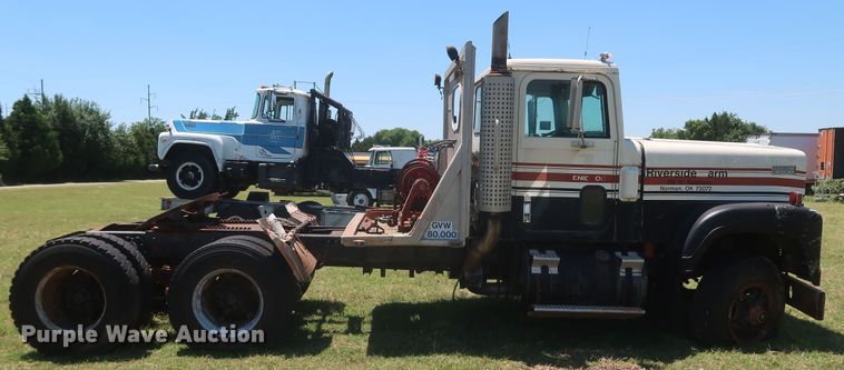 image for item KR9892 1975 International Transtar 4300  semi truck