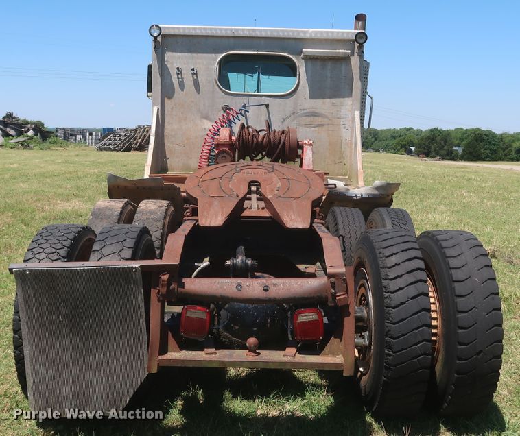 image for item KR9892 1975 International Transtar 4300  semi truck