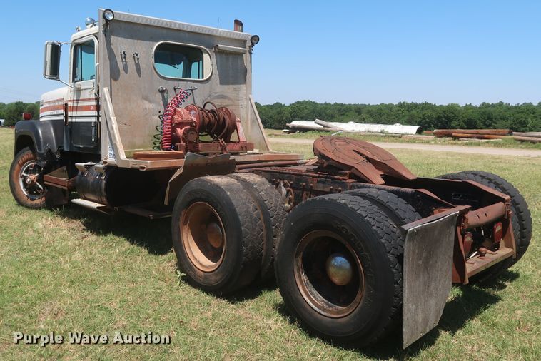 image for item KR9892 1975 International Transtar 4300  semi truck