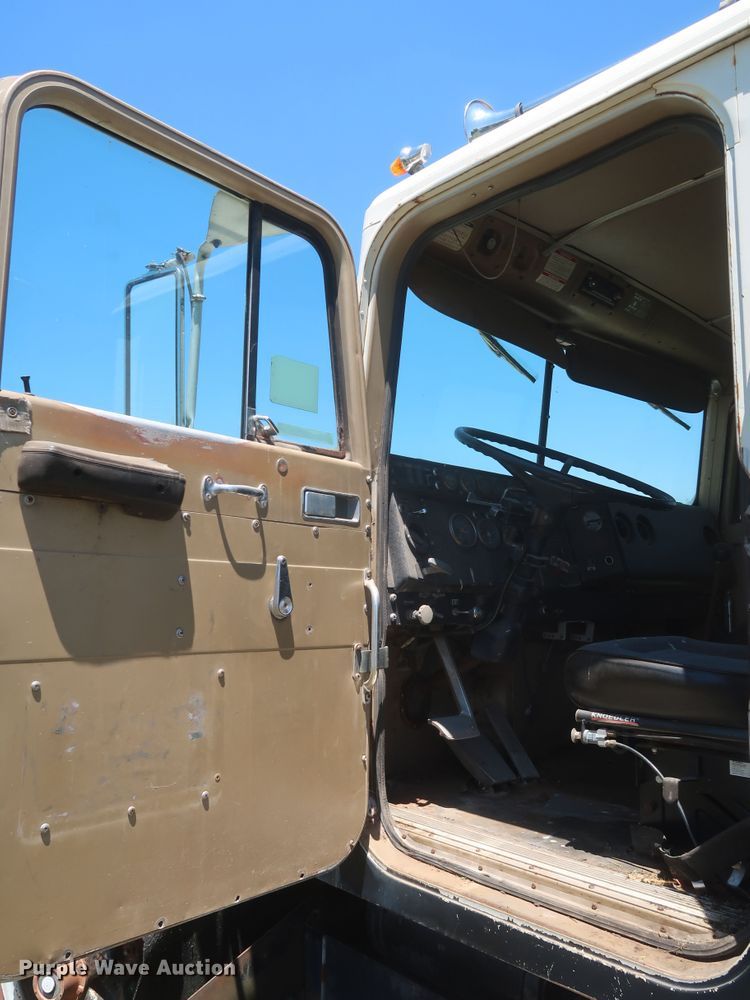 image for item KR9892 1975 International Transtar 4300  semi truck