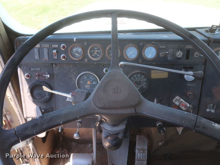 image for item KR9892 1975 International Transtar 4300  semi truck