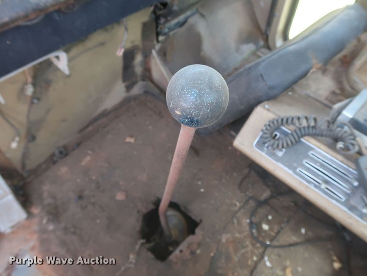 image for item KR9892 1975 International Transtar 4300  semi truck