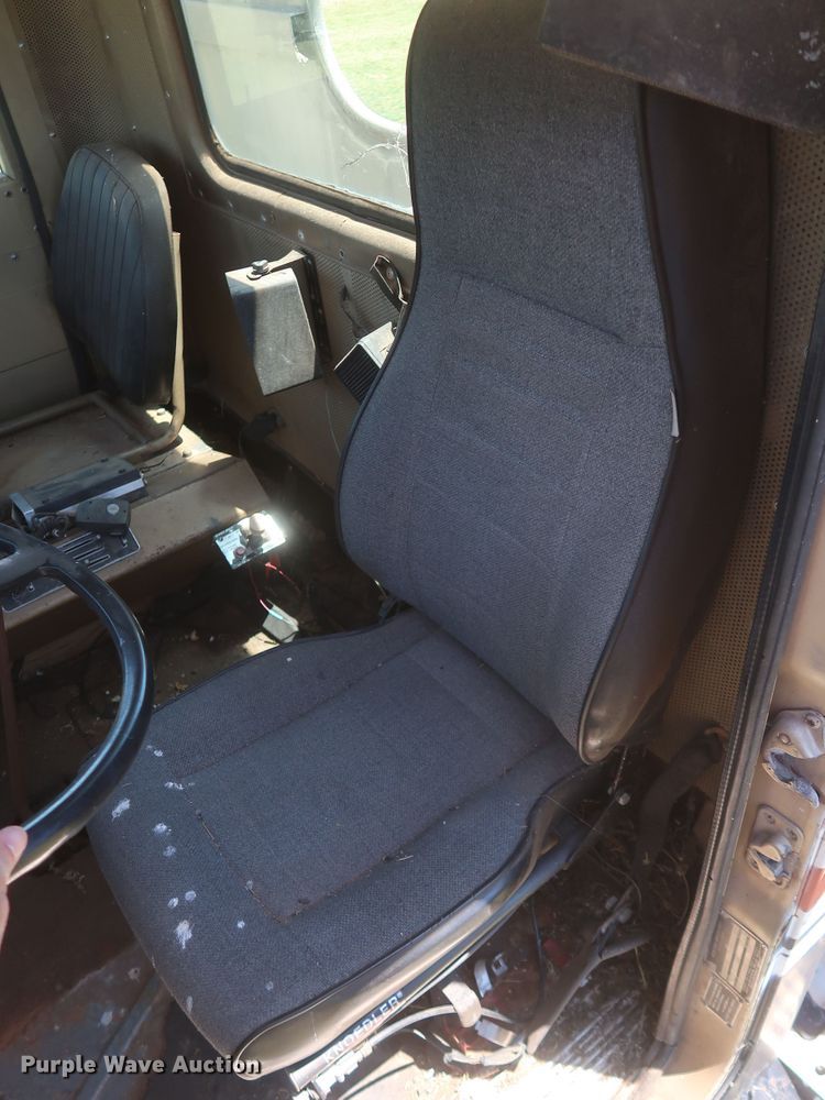 image for item KR9892 1975 International Transtar 4300  semi truck