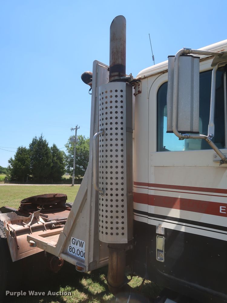 image for item KR9892 1975 International Transtar 4300  semi truck