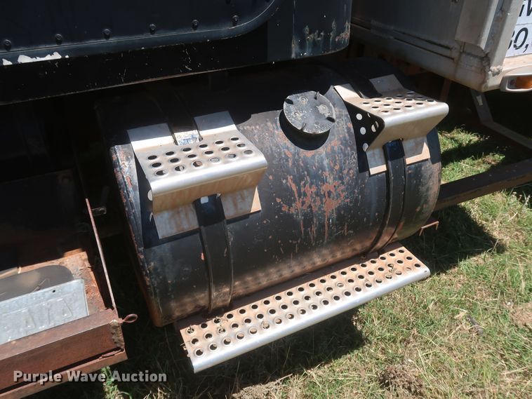 image for item KR9892 1975 International Transtar 4300  semi truck