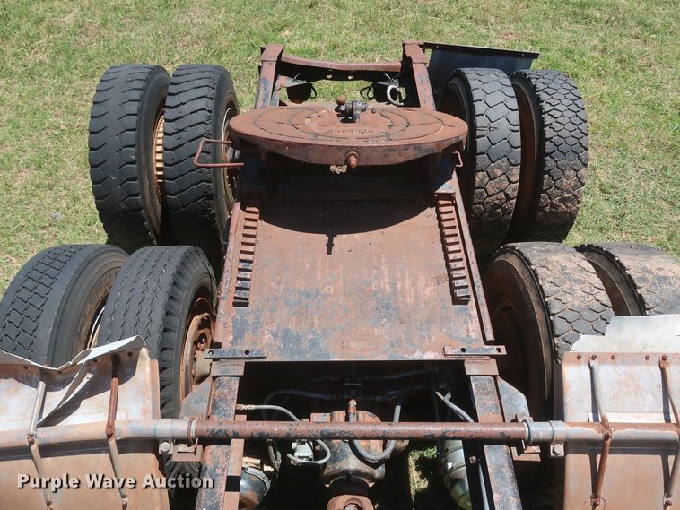 image for item KR9892 1975 International Transtar 4300  semi truck