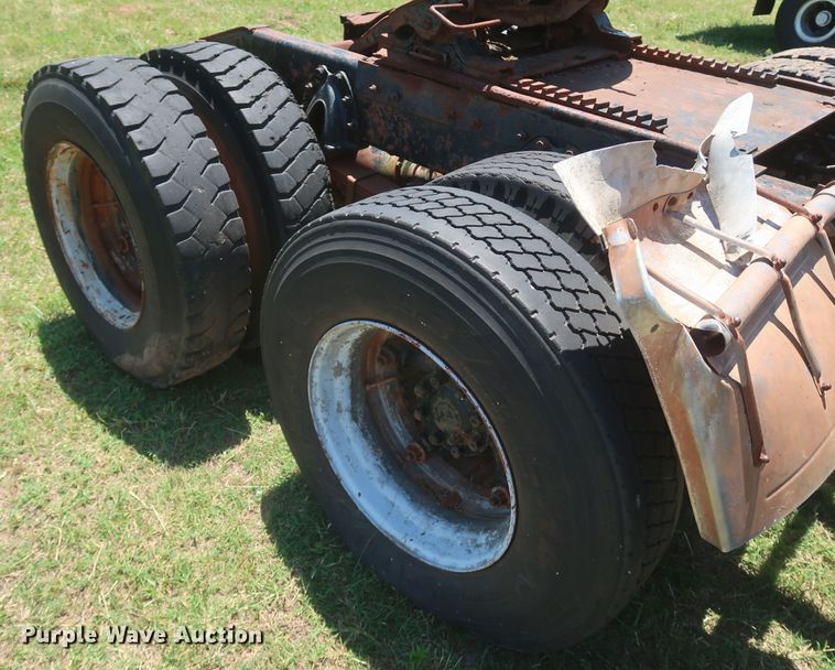 image for item KR9892 1975 International Transtar 4300  semi truck