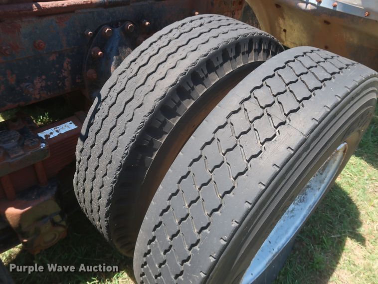 image for item KR9892 1975 International Transtar 4300  semi truck