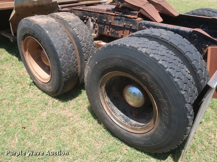 image for item KR9892 1975 International Transtar 4300  semi truck