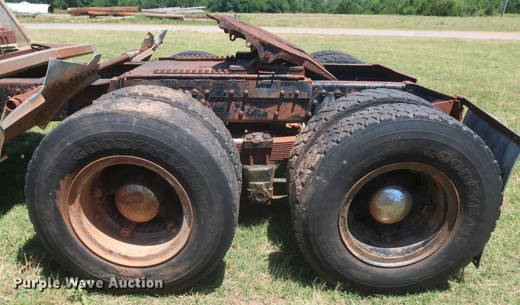 image for item KR9892 1975 International Transtar 4300  semi truck