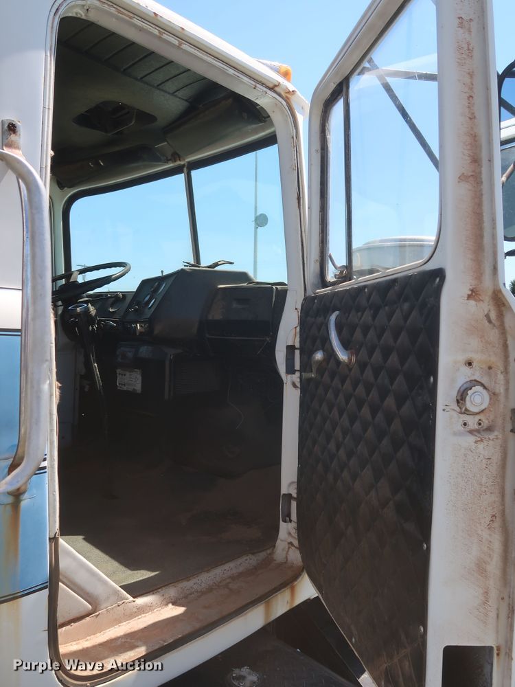 image for item KR9893 1975 Mack  semi truck