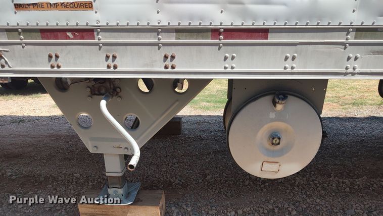 image for item LU9155 2005 Utility  refrigerated van trailer