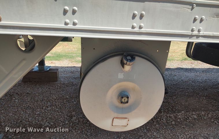 image for item LU9155 2005 Utility  refrigerated van trailer