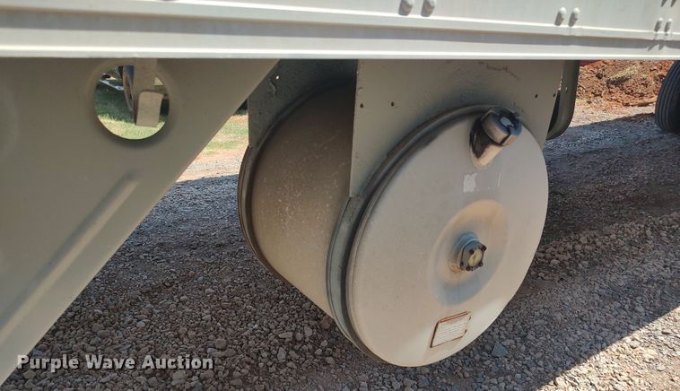 image for item LU9155 2005 Utility  refrigerated van trailer