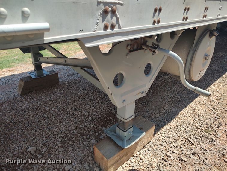 image for item LU9155 2005 Utility  refrigerated van trailer