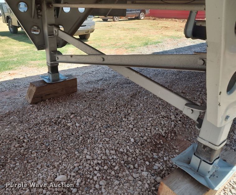 image for item LU9155 2005 Utility  refrigerated van trailer