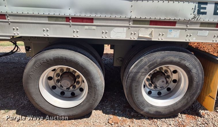 image for item LU9155 2005 Utility  refrigerated van trailer