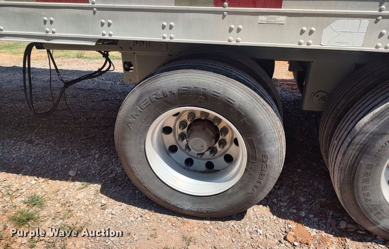 image for item LU9155 2005 Utility  refrigerated van trailer