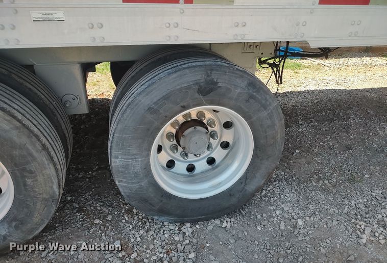 image for item LU9155 2005 Utility  refrigerated van trailer