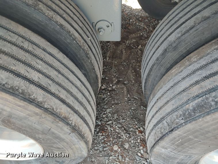 image for item LU9155 2005 Utility  refrigerated van trailer