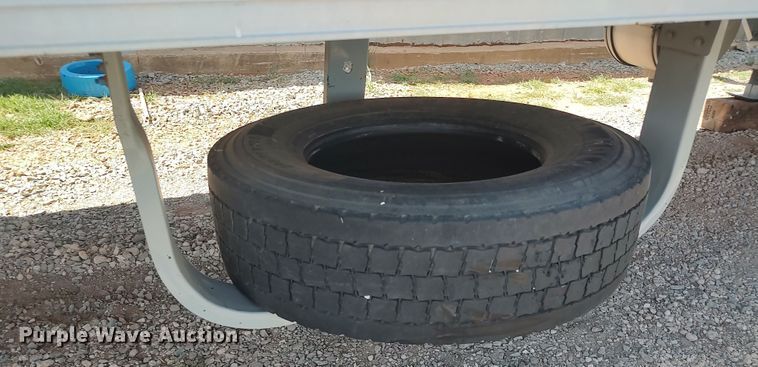 image for item LU9155 2005 Utility  refrigerated van trailer