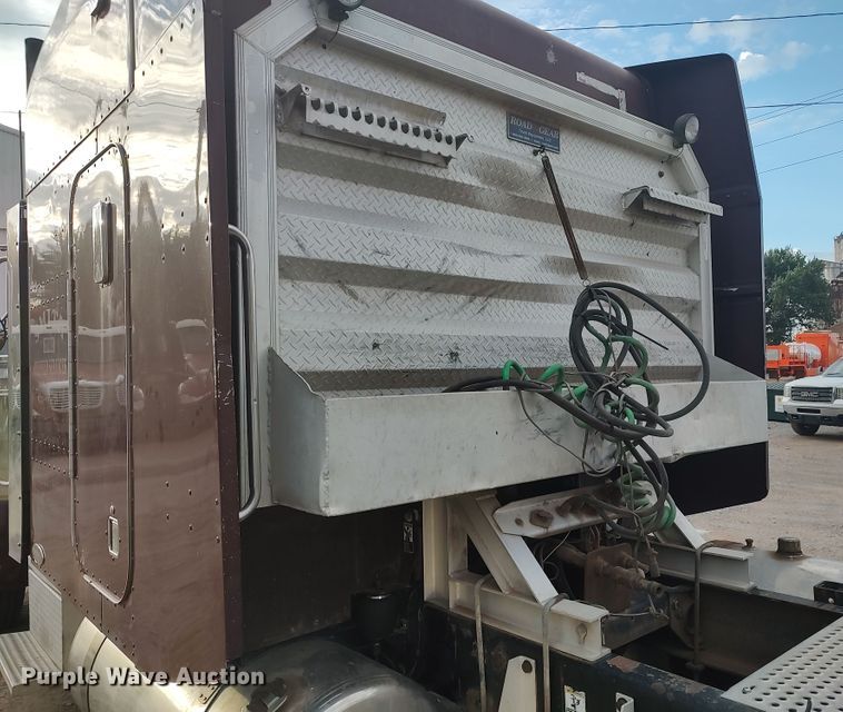 image for item LU9190 2003 Peterbilt 379 semi truck