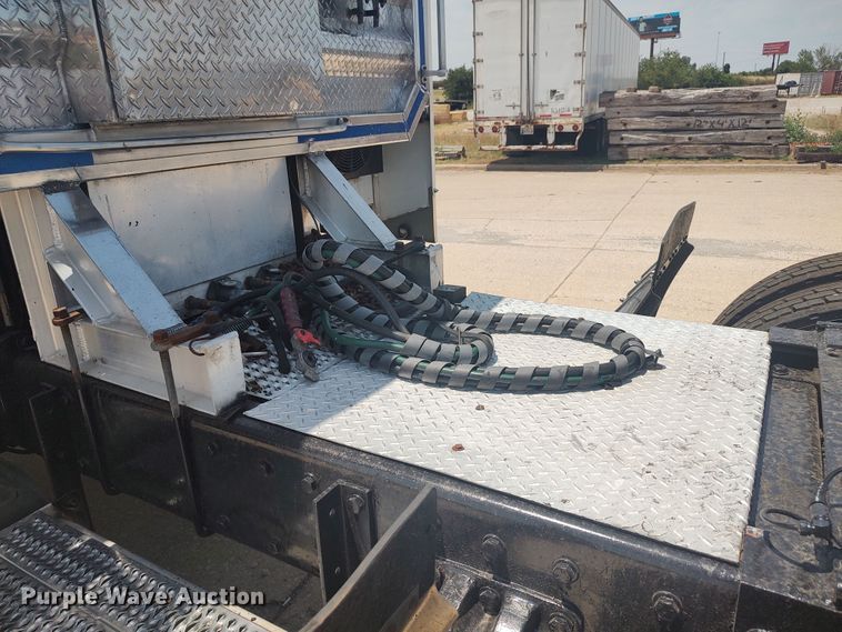 image for item LU9193 2003 Peterbilt 379 semi truck