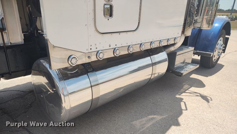 image for item LU9193 2003 Peterbilt 379 semi truck