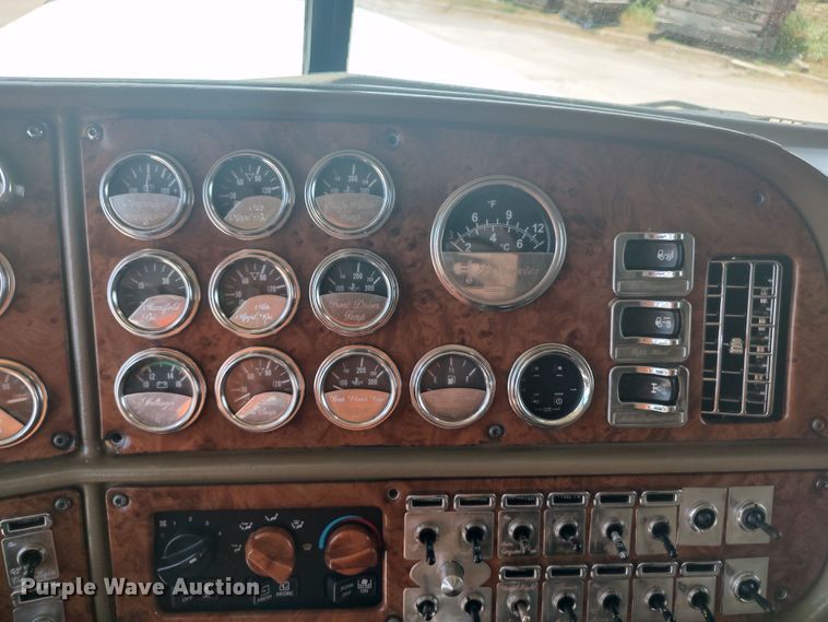 image for item LU9193 2003 Peterbilt 379 semi truck