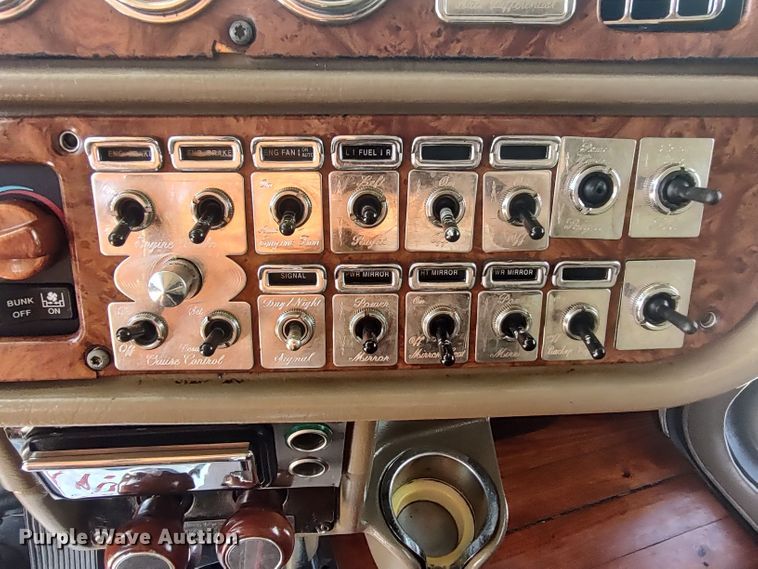 image for item LU9193 2003 Peterbilt 379 semi truck