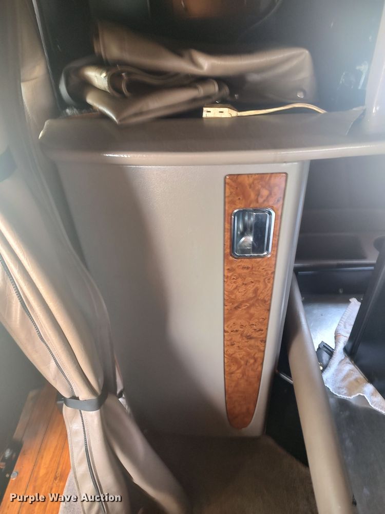 image for item LU9193 2003 Peterbilt 379 semi truck