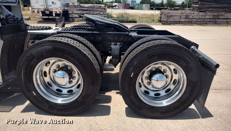 image for item LU9193 2003 Peterbilt 379 semi truck