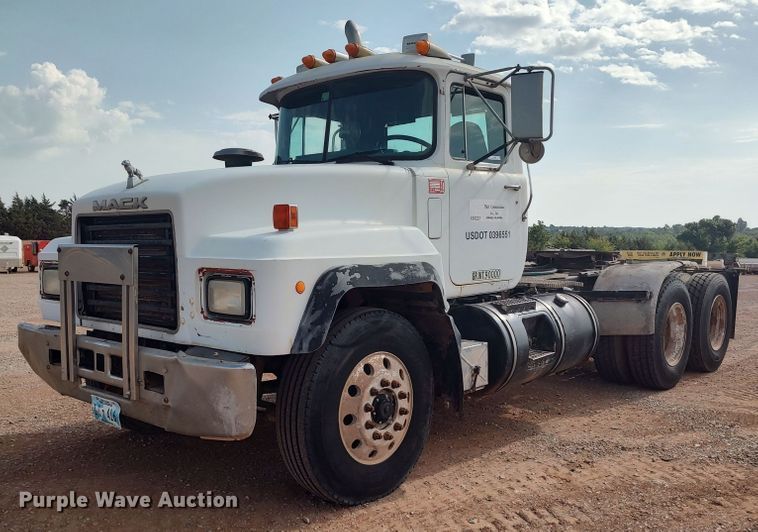 image for item LU9235 2000 Mack RD688S  semi truck